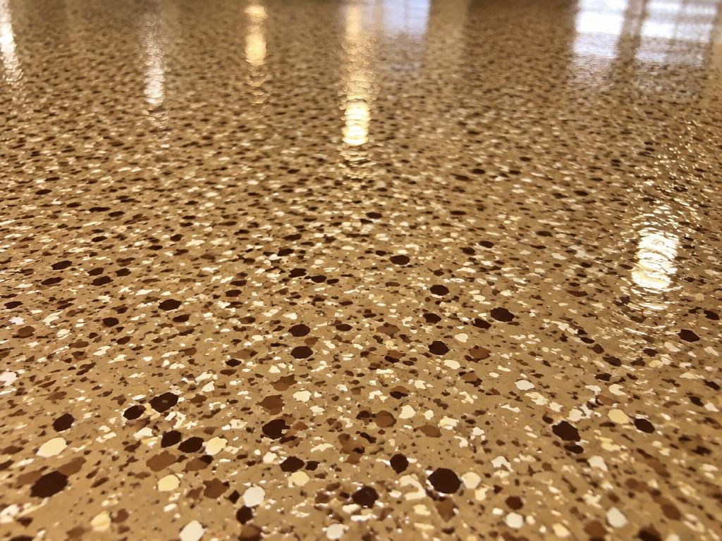 Flake garage floor in a tan blend